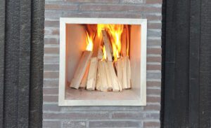 Indbygget udendørs åben pejs